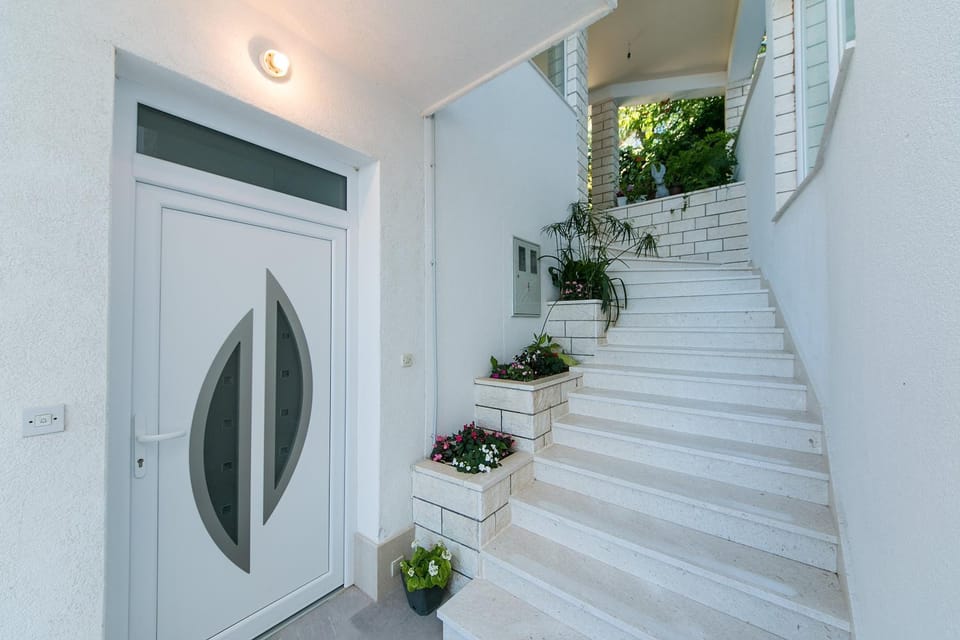 Location, children, Family