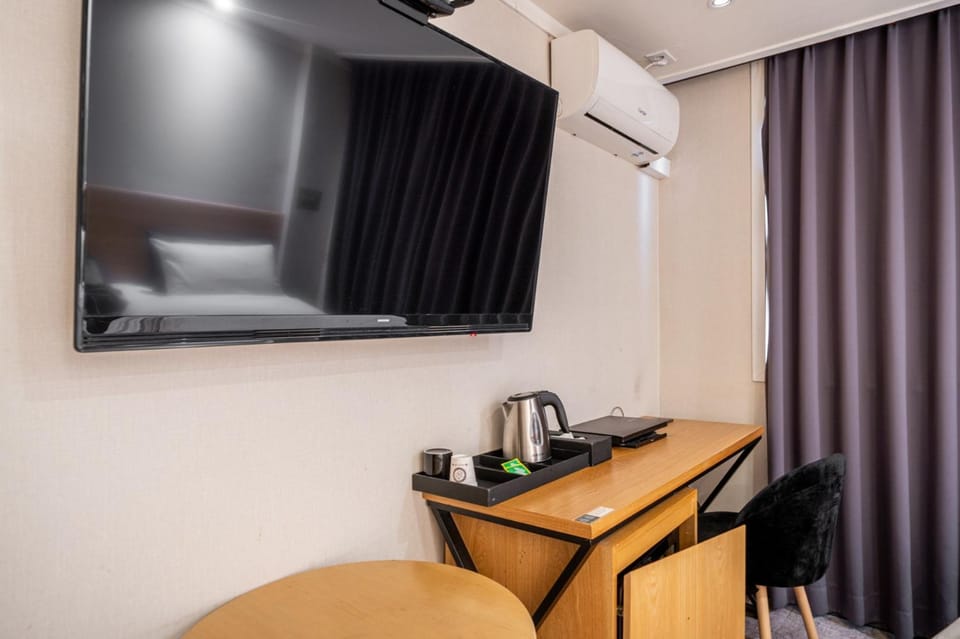 TV and multimedia, Coffee/tea facilities, Kitchen or kitchenette, Dining area, air conditioner