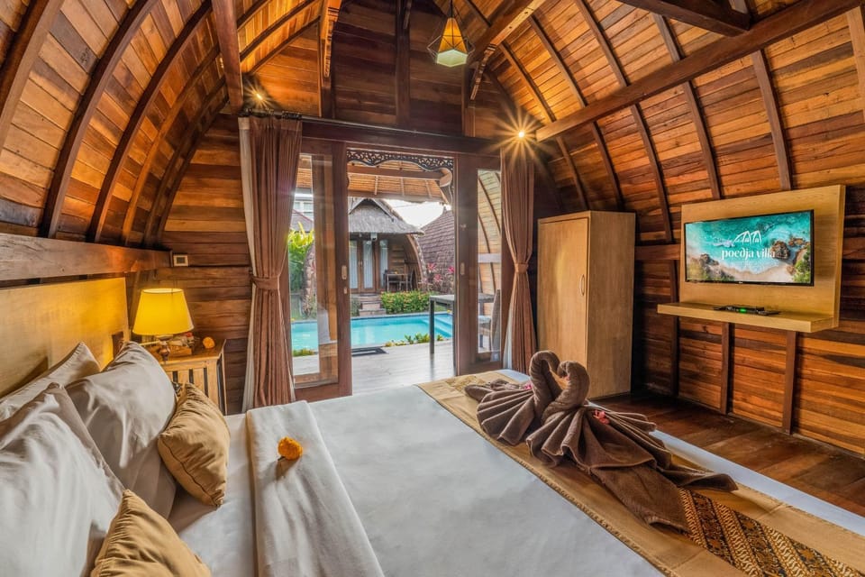 Communal lounge/ TV room, Bed, Natural landscape, TV and multimedia, Photo of the whole room, Seating area, Evening entertainment, Bedroom, Pool view, Swimming pool