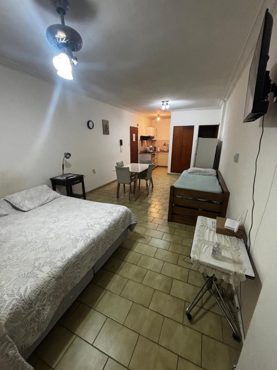 Bed, TV and multimedia, Kitchen or kitchenette, Photo of the whole room, Dining area, Bedroom