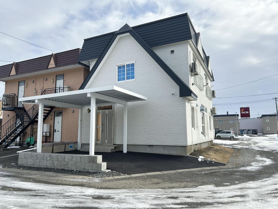 Property building, Facade/entrance, Parking