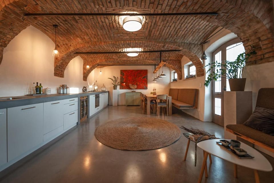 Coffee/tea facilities, Kitchen or kitchenette, Living room, Seating area, Dining area