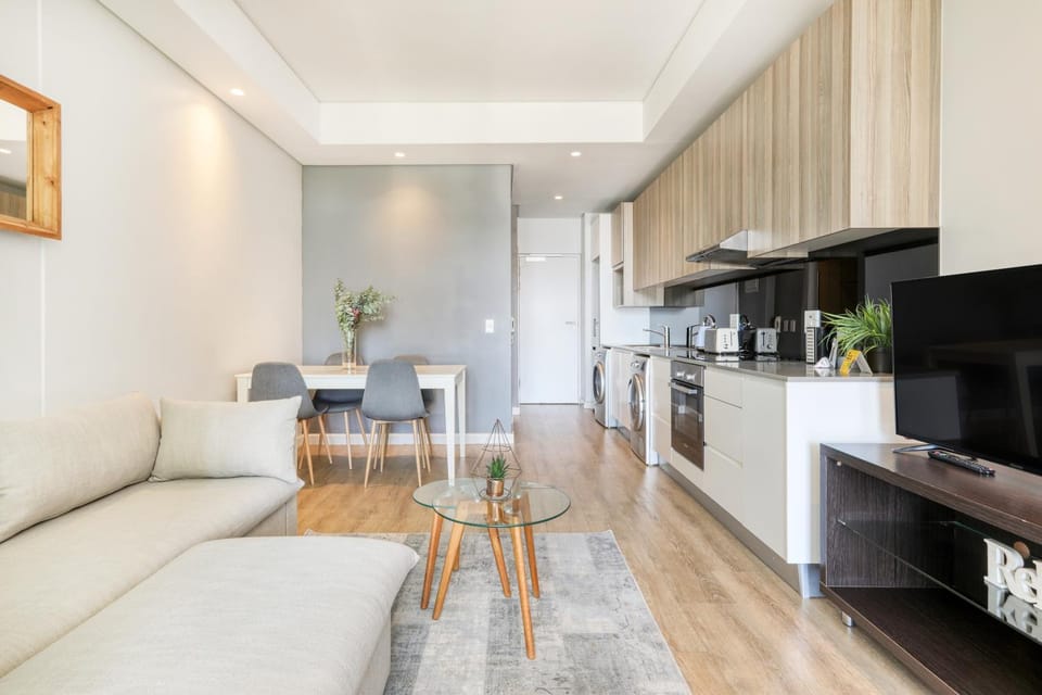 TV and multimedia, Seating area, Dining area, kitchen