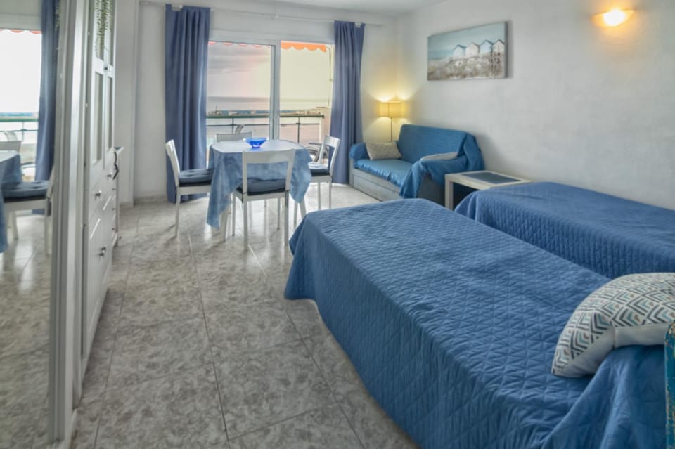 Bed, Living room, Other, Photo of the whole room, Decorative detail, Landmark view, Sea view, Quiet street view