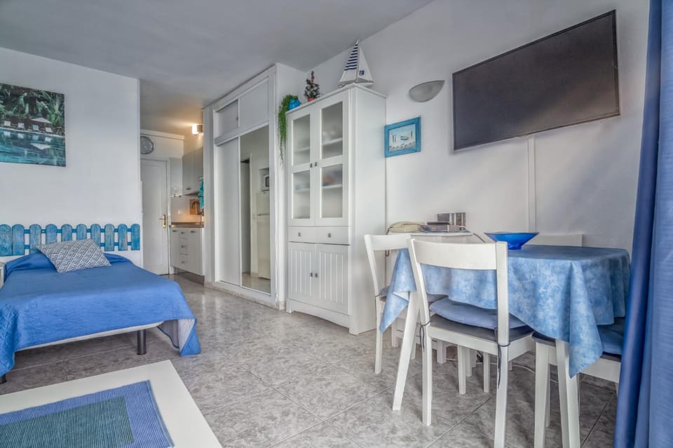 TV and multimedia, Kitchen or kitchenette, Living room, Decorative detail, Dining area, Bedroom