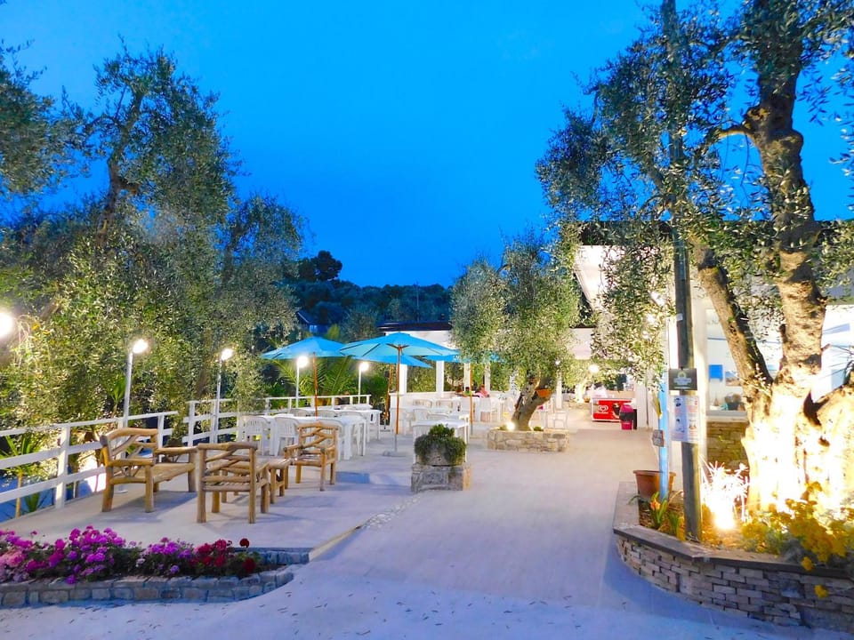 Restaurant/places to eat, Balcony/Terrace, Garden view