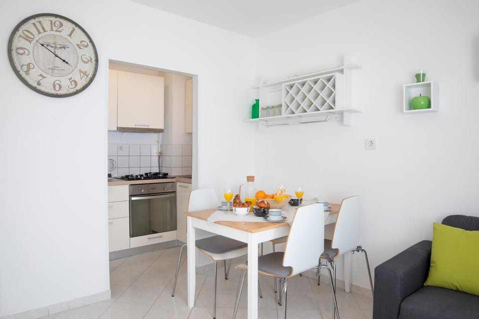 Kitchen or kitchenette, Living room, Seating area, Dining area
