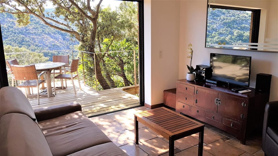 Patio, Living room