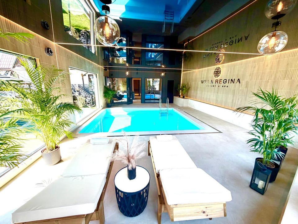 Pool view, Swimming pool, sunbed