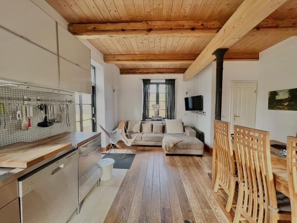 TV and multimedia, Kitchen or kitchenette, Living room, Seating area, Dining area