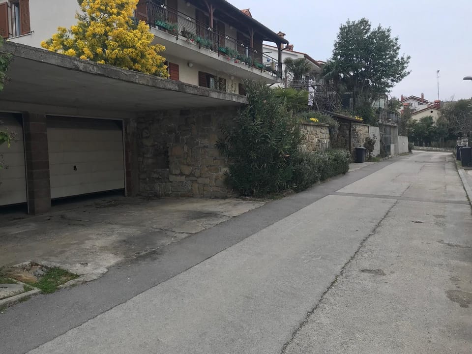 Property building, Neighbourhood