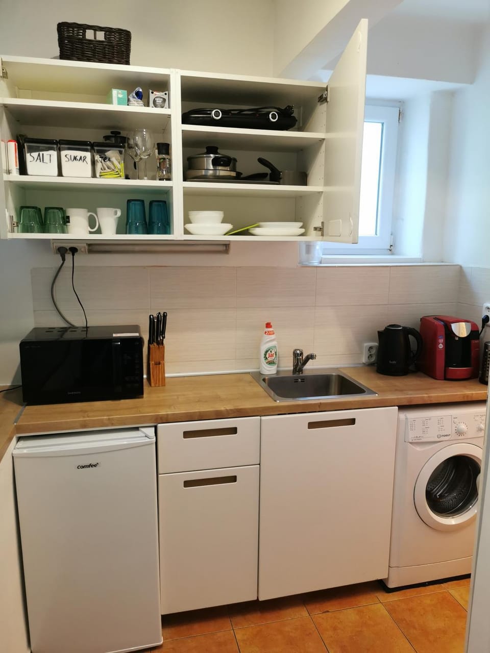 Kitchen or kitchenette, minibar, washing machine