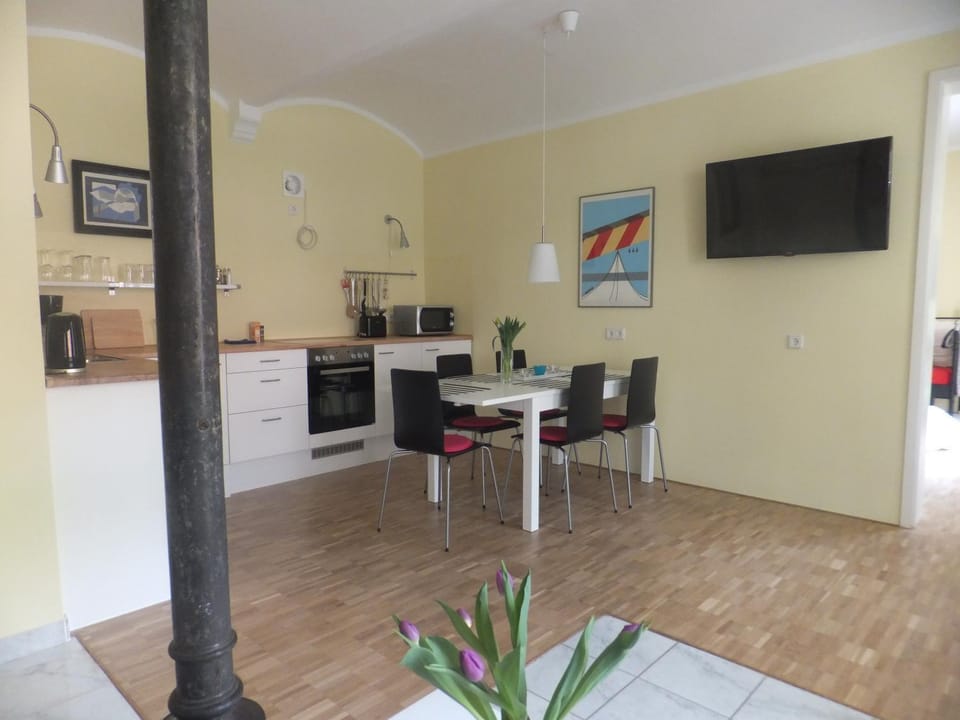 TV and multimedia, Seating area, kitchen