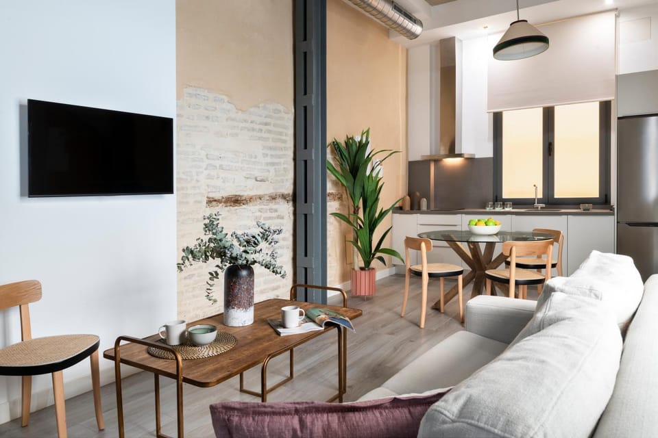 TV and multimedia, Living room, Photo of the whole room, Seating area, Dining area