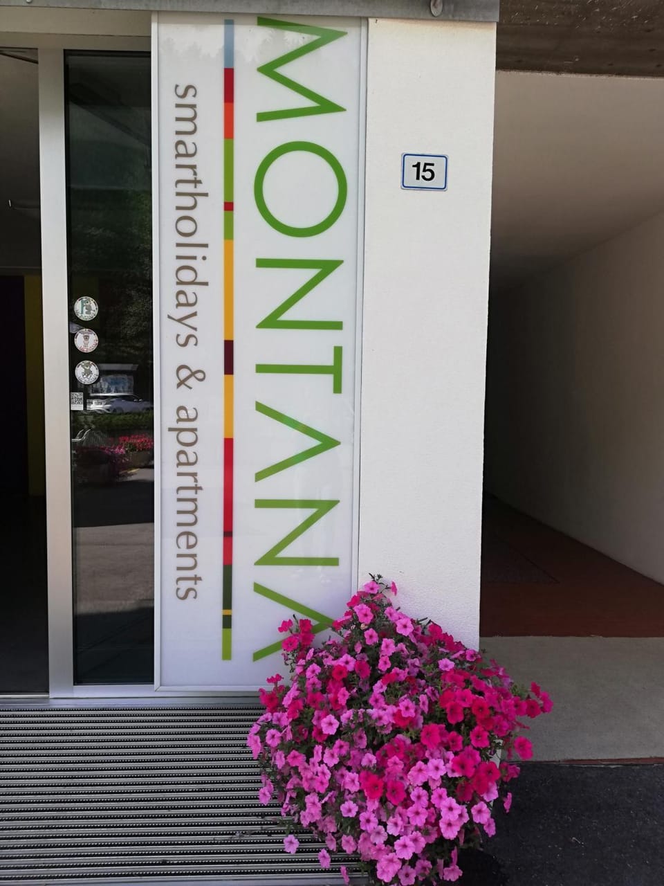 Facade/entrance, Day, Property logo or sign, Property logo or sign, Summer, View (from property/room), Lobby or reception, Decorative detail, On site