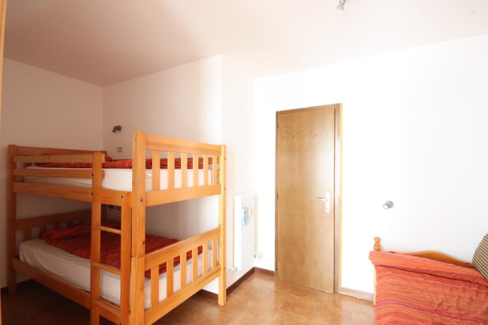 Bedroom, bunk bed
