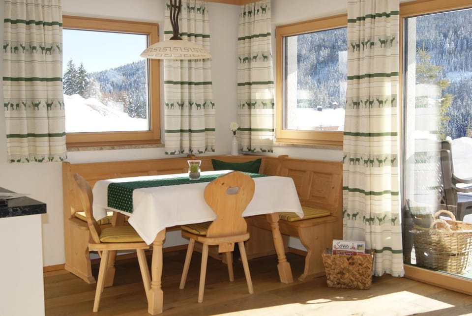 Decorative detail, Dining area