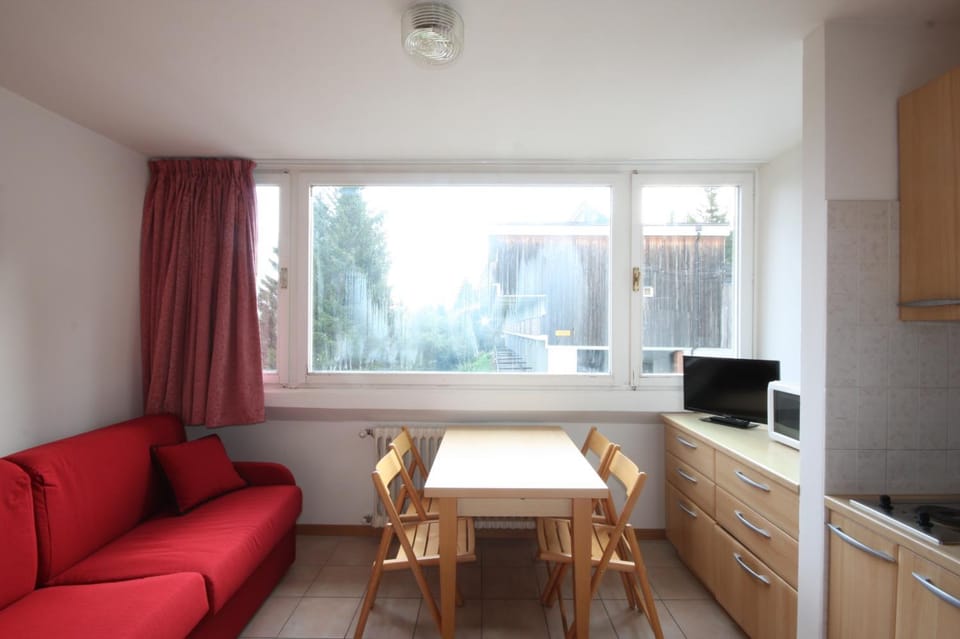 TV and multimedia, Kitchen or kitchenette, Living room, Seating area, Dining area