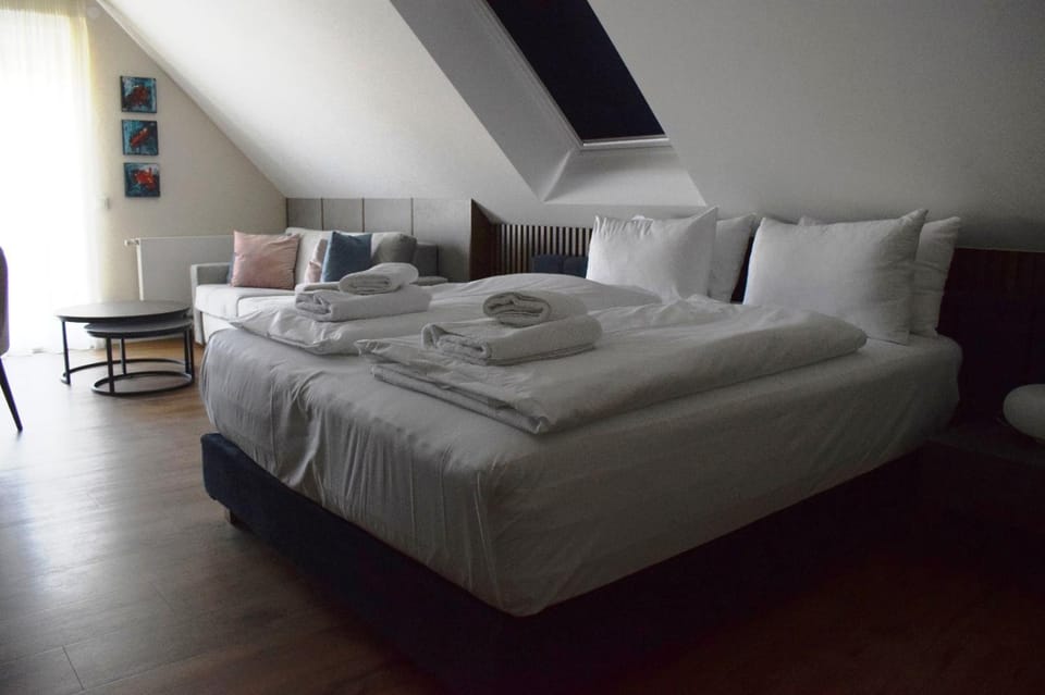 Bed, Photo of the whole room, towels