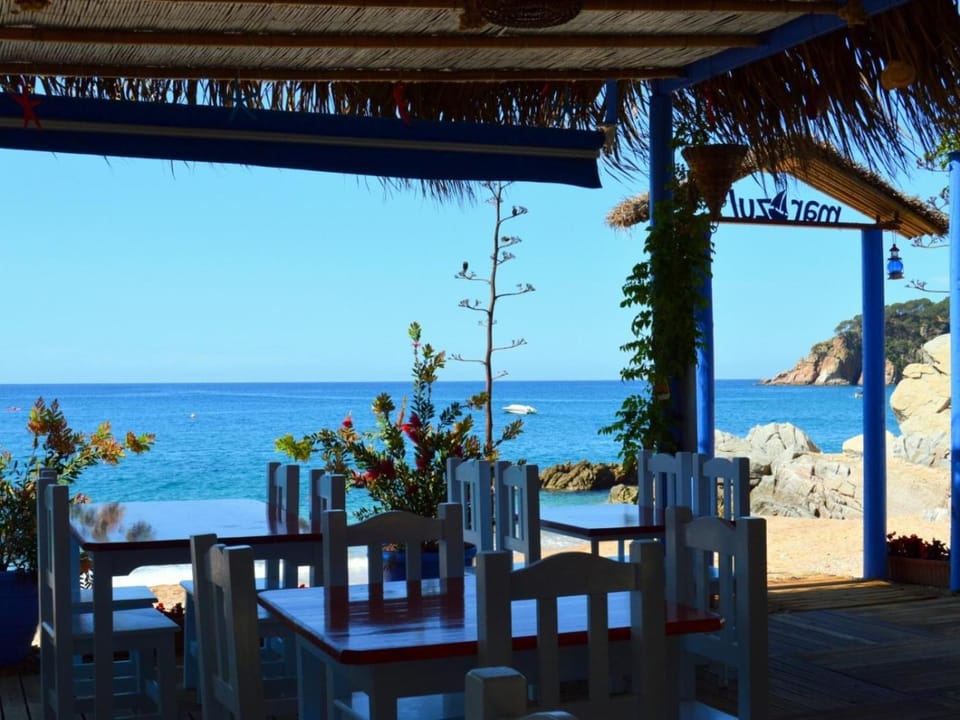 Restaurant/places to eat, Beach