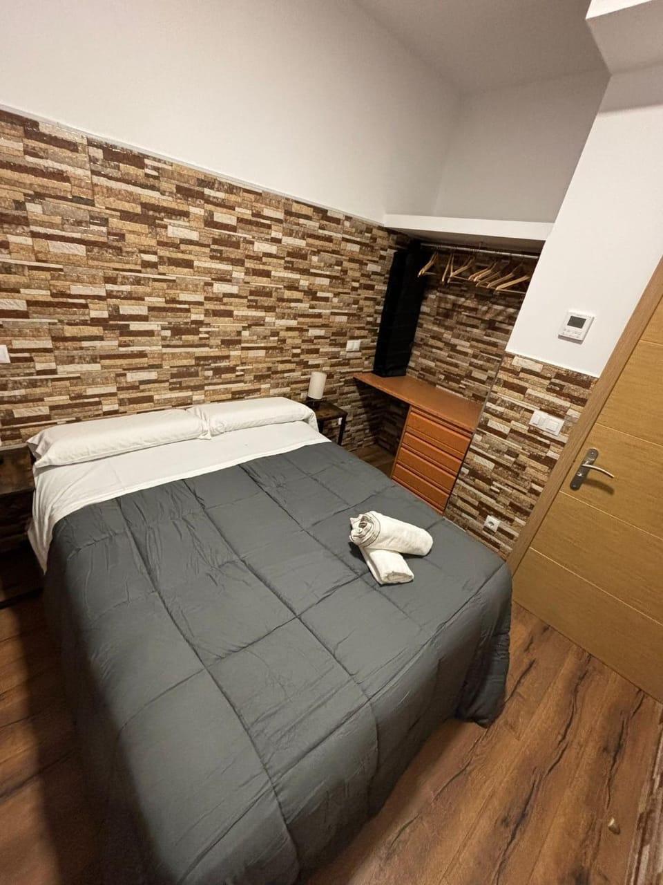 Photo of the whole room, Bedroom, wardrobe