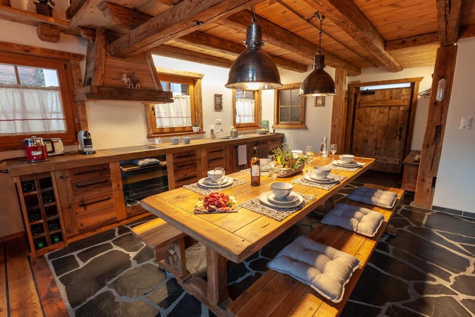 Kitchen or kitchenette, Dining area