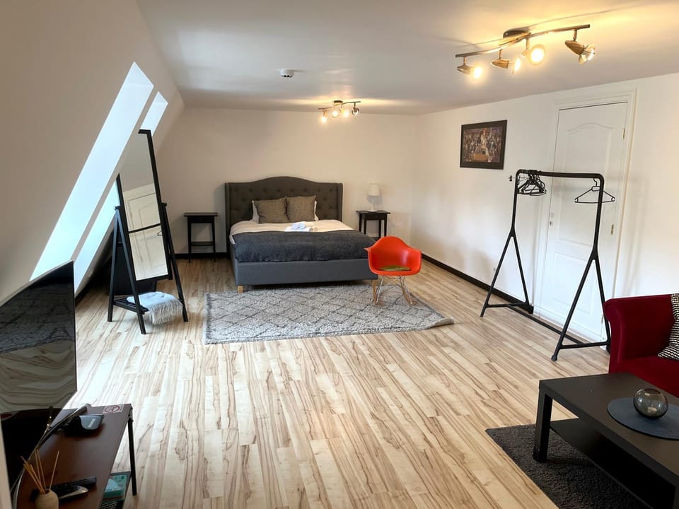 TV and multimedia, Living room, Seating area, Bedroom