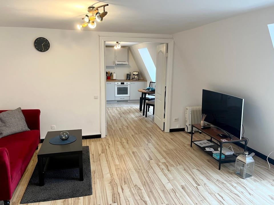 TV and multimedia, Living room, Seating area, Dining area