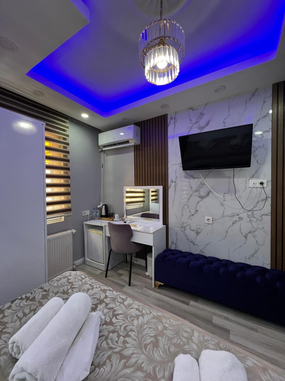 Bed, TV and multimedia, Bedroom, towels