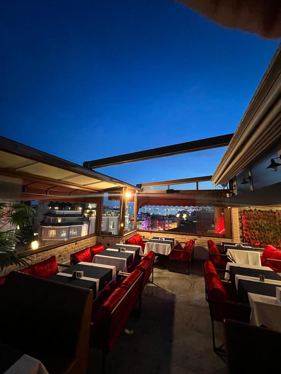 Restaurant/places to eat, Night, Balcony/Terrace, Seating area