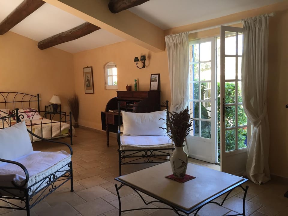 Day, Photo of the whole room