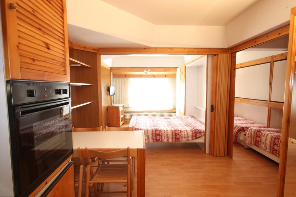 Bed, Kitchen or kitchenette, Living room, Dining area