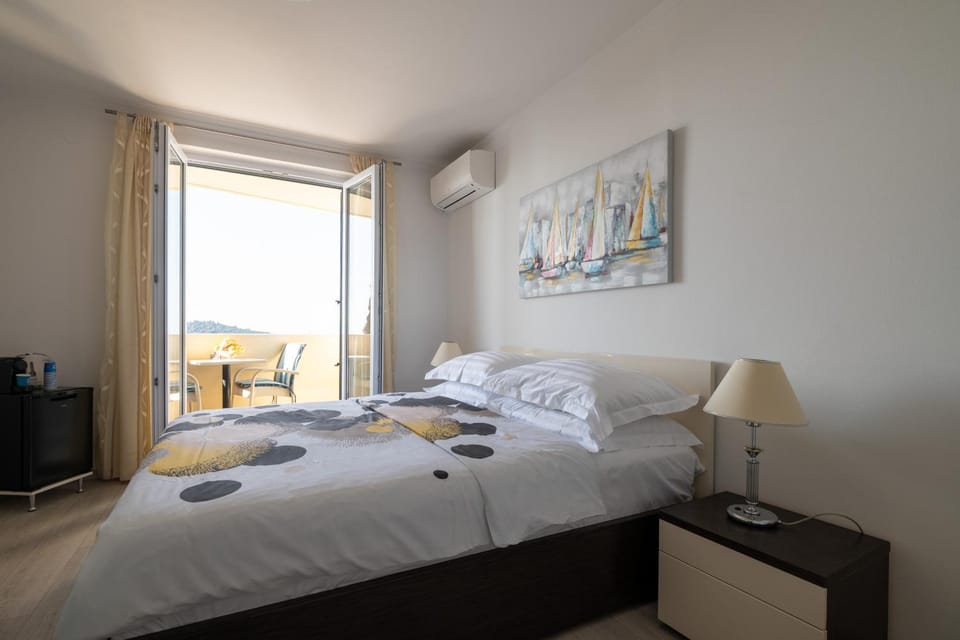 Bed, Bedroom, air conditioner