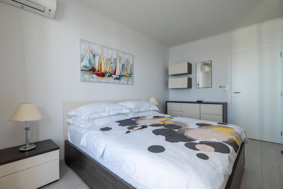 Bed, Bedroom, air conditioner