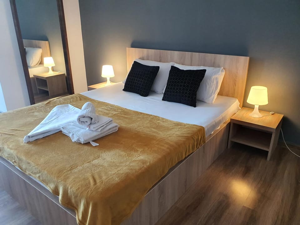 Bed, Photo of the whole room, Bedroom, towels