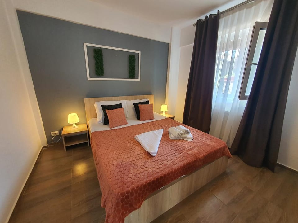 Bed, TV and multimedia, Photo of the whole room, Bedroom, towels