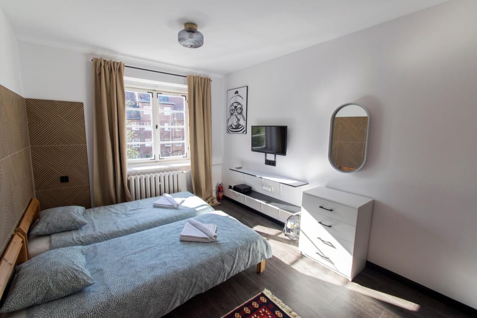 Bed, TV and multimedia, Photo of the whole room, Seating area, Bedroom