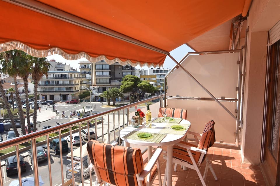 Property building, Day, Balcony/Terrace