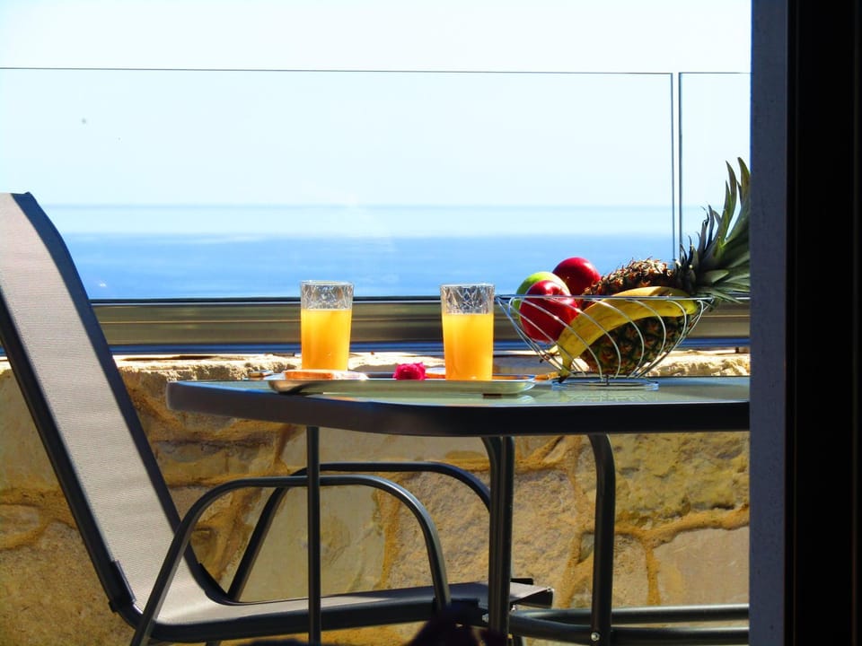 Balcony/Terrace, Food and drinks, Food, Sea view