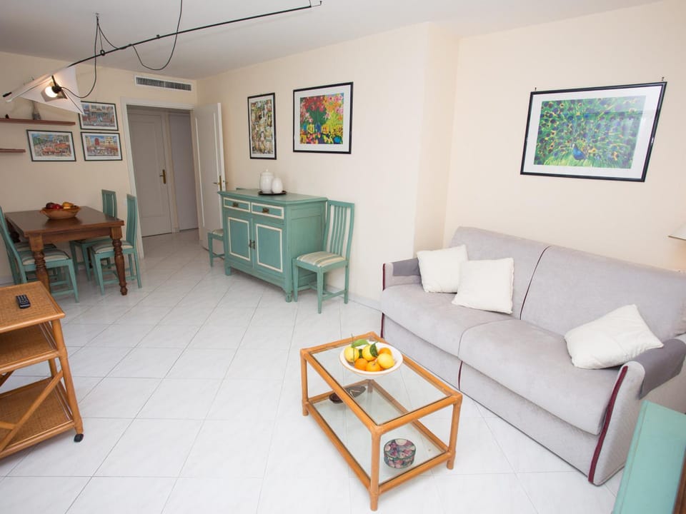 Grand 2P climatisé, terrasse, parking, centre Menton, commerces & plages à pied - FR-1-196-189 Apartment in Menton