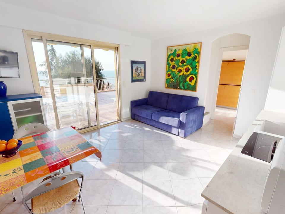 Petit 3P avec terrasse, piscine et garage - FR-1-196-193 Apartment in Menton