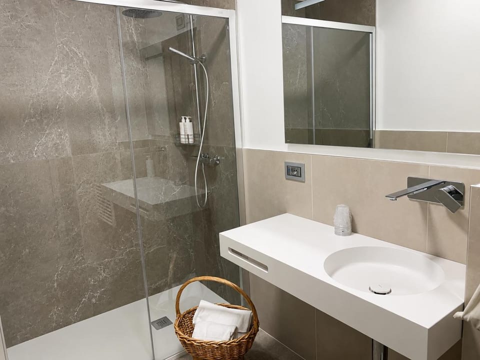 Shower, Bathroom, towels