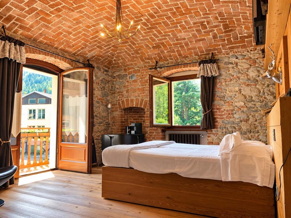 Bed, Bedroom, Street view
