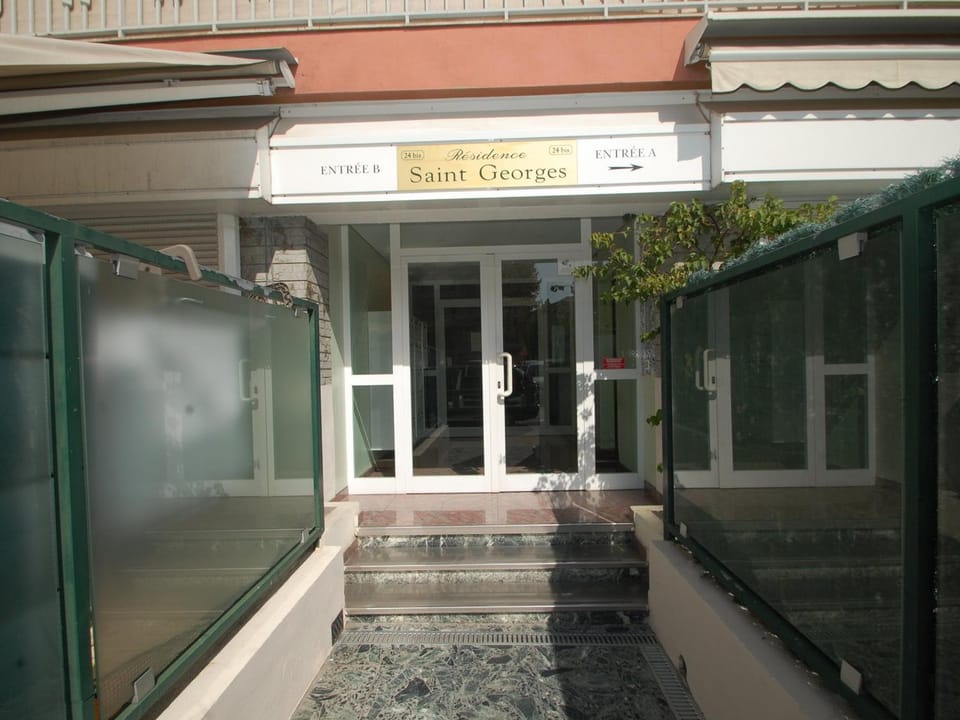 Studio au dernier étage avec terrasse, parking privé, clim, et wifi - centre ville et plage à proximité - FR-1-196-234 Apartment in Menton