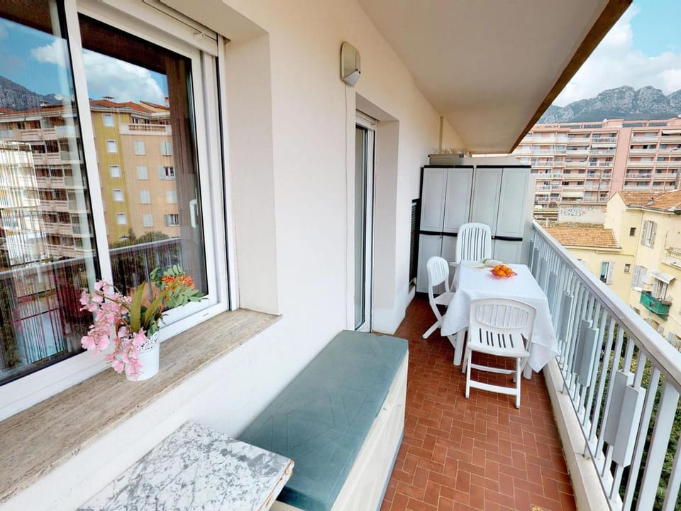 Studio au dernier étage avec terrasse, parking privé, clim, et wifi - centre ville et plage à proximité - FR-1-196-234 Apartment in Menton