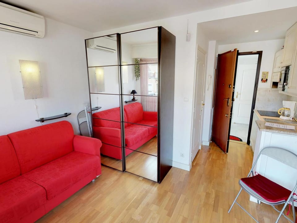 Studio au dernier étage avec terrasse, parking privé, clim, et wifi - centre ville et plage à proximité - FR-1-196-234 Apartment in Menton