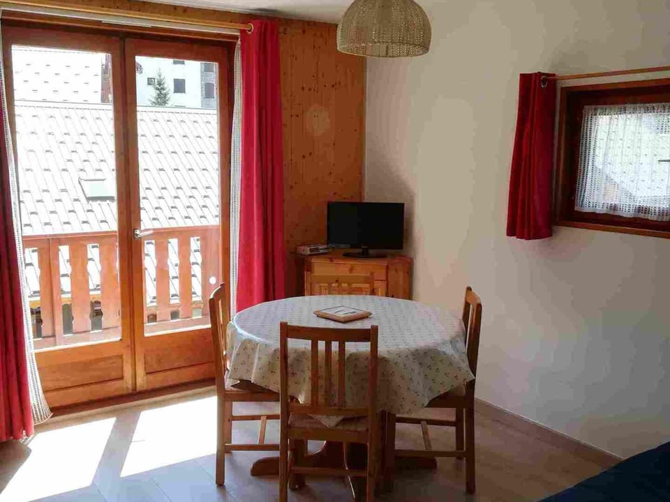Studio Cabine Sud, 4/5 Pers, 2*, Parking, Balcon - FR-1-263-449 Cabin in Auvergne-Rhône-Alpes