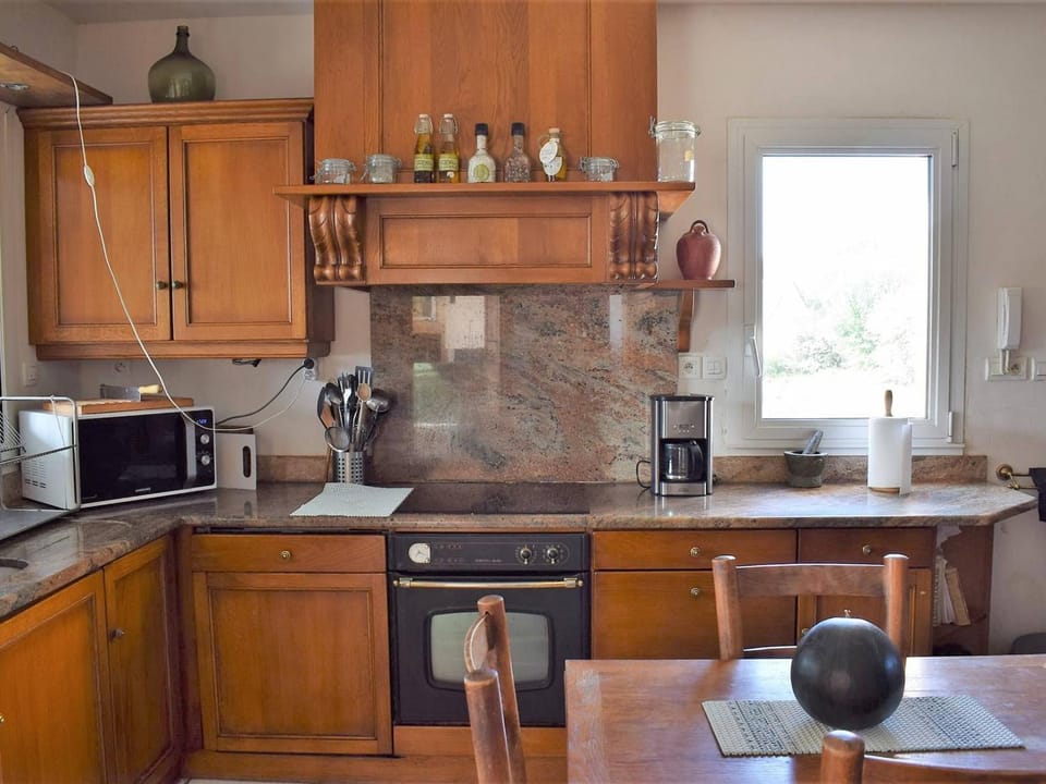 Grande maison à Trébeurden avec WIFI, vue mer, jardin et BBQ, 900m de la plage, 9 pers - FR-1-368-147 House in Brittany