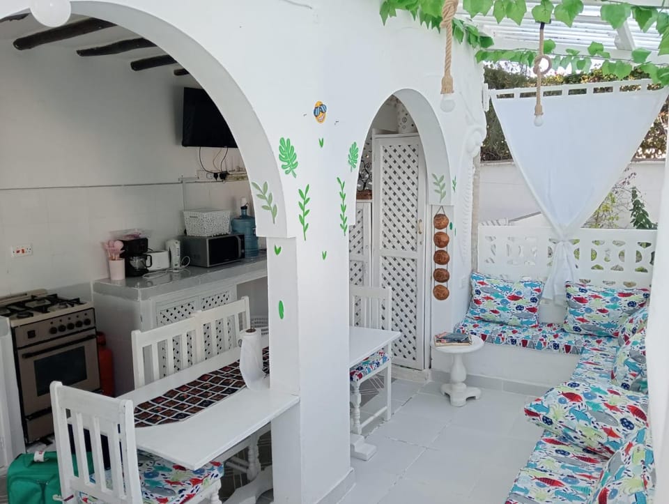 Patio, Kitchen or kitchenette, Living room, Seating area, Dining area