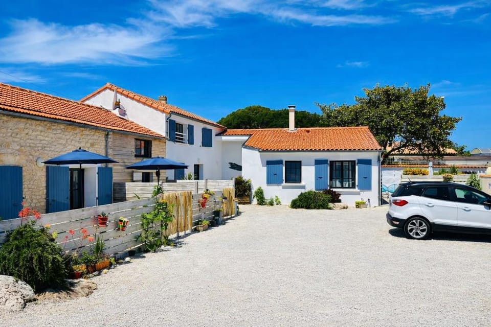 Property building, Day, Neighbourhood, Location, Parking